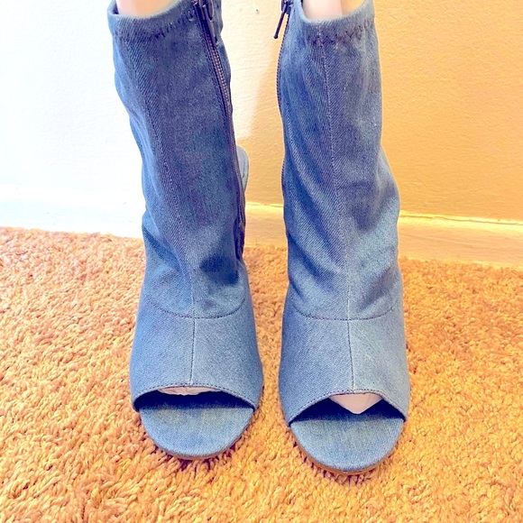 BAMBOO Chic Blue Jean and Gold Heeled Boots with Asymmetrical Design
💥Like New💥 - Picture 3 of 13